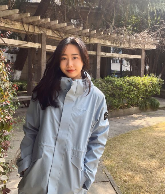 风靡全国的山系时尚了解一下赵露思佟丽娅也在穿！通勤百搭下一秒亦可荒野求生(图3)
