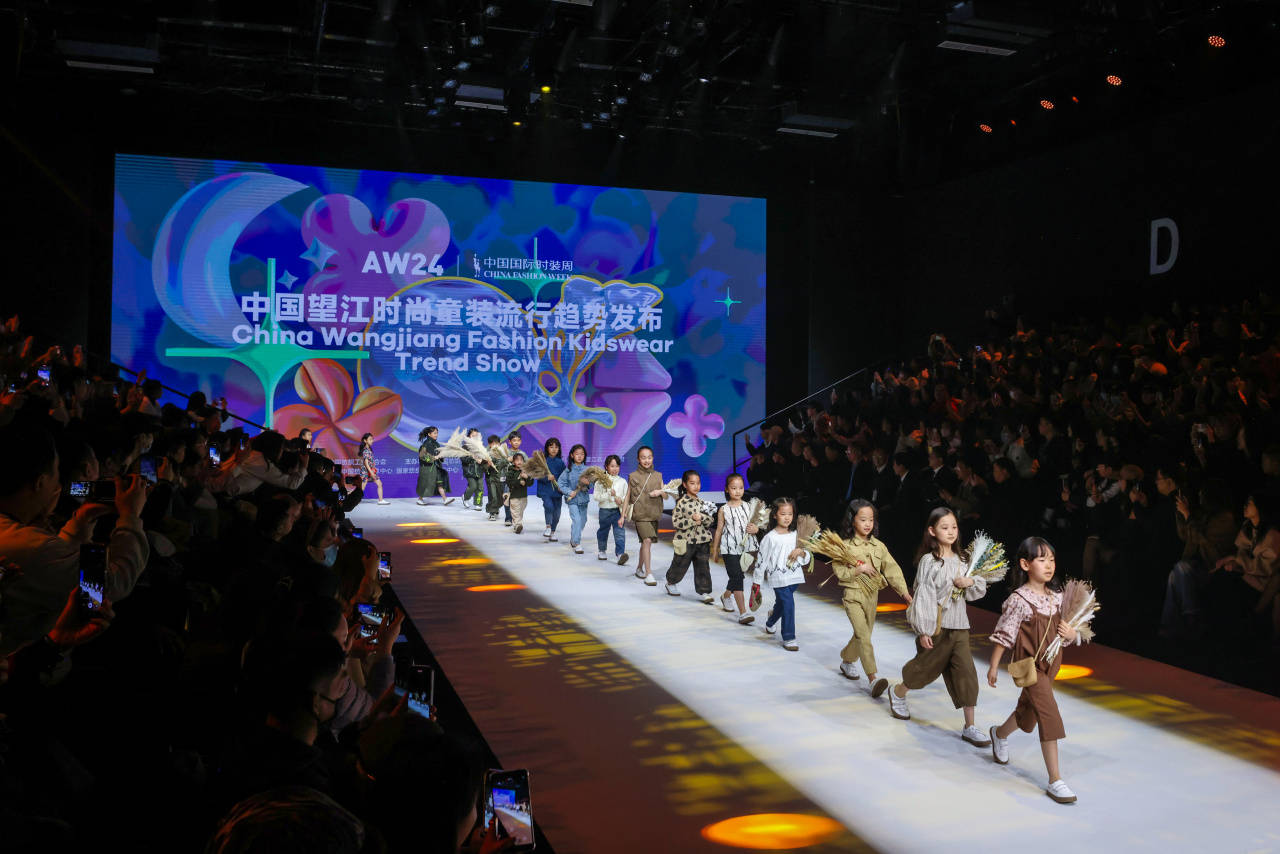 24秋冬流行趋势发布秀葳蕤“启序”演绎未来时尚(图1)