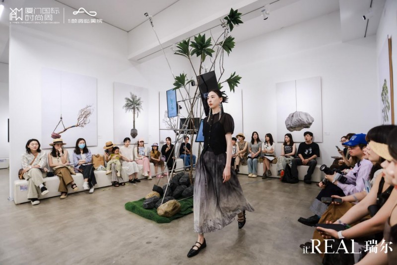 城市创新秀场演绎时尚新质生产力——奇境漫步·2024厦门国际时尚周“TRENDYUP秀”拉开序幕(图10)