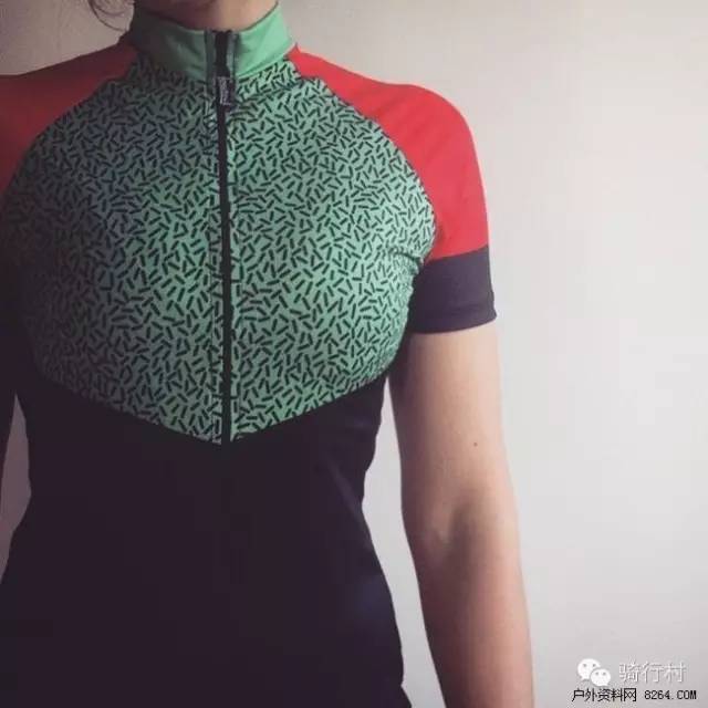 女生骑行服应该是这样才对！(图2)