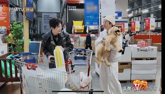快乐老友记第二季0713哥哥们家具选择看他们各自的品味和个性(图10)