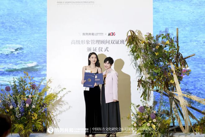 今年夏天「防晒衣」爆火这40套穿搭正流行太清爽太时髦了！(图9)
