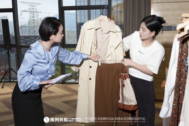 今年夏天「防晒衣」爆火这40套穿搭正流行太清爽太时髦了！(图7)