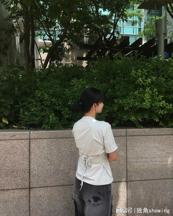 白色短袖搭黑色牛仔裤时尚搭配看这里(图2)