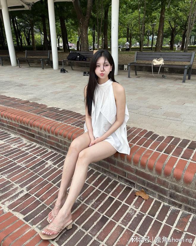 白色长衫黑色短裤搭配清新优雅气质大揭秘(图5)