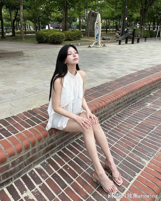 白色长衫黑色短裤搭配清新优雅气质大揭秘(图2)