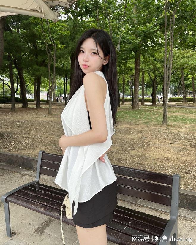 白色长衫黑色短裤搭配清新优雅气质大揭秘(图4)