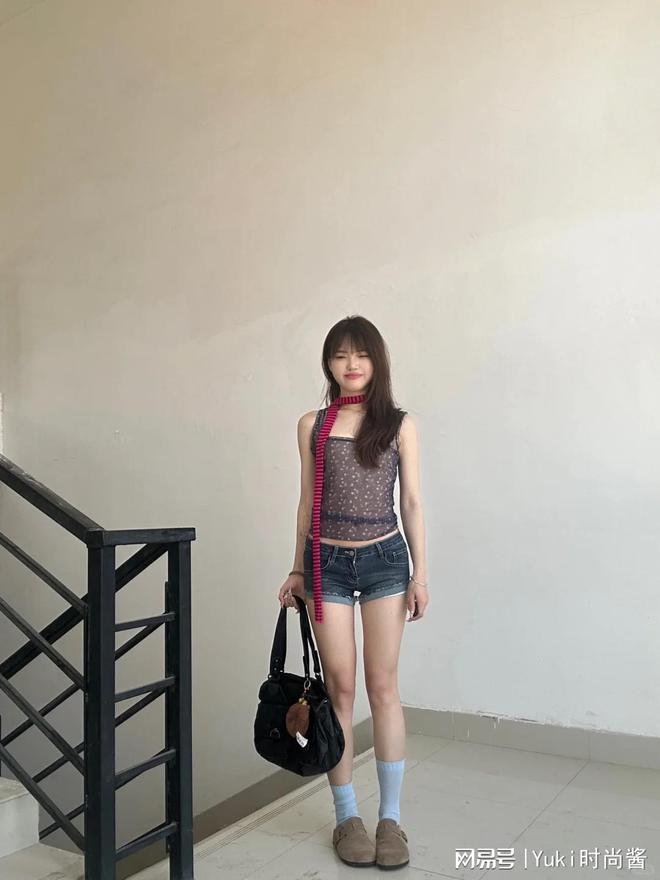 短裤+吊带：夏日清凉的时尚密语(图3)