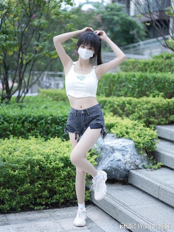 短裤+吊带：夏日清凉的时尚密语(图2)