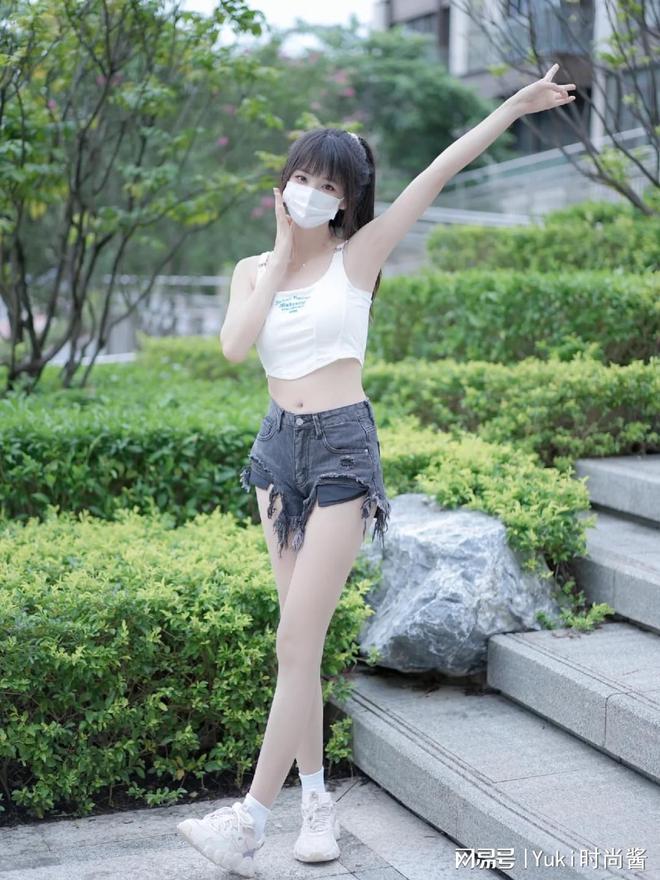 短裤+吊带：夏日清凉的时尚密语(图1)