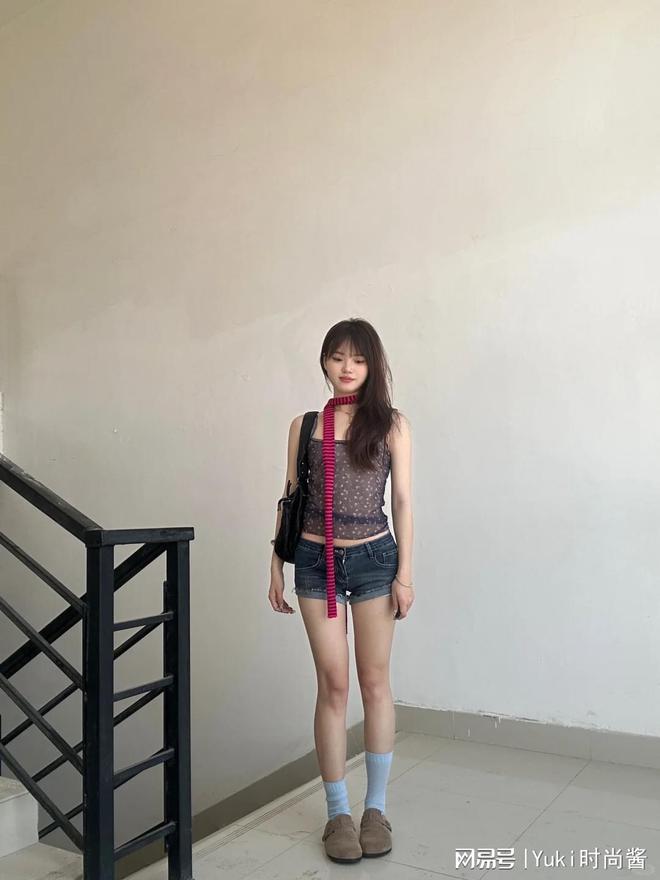 短裤+吊带：夏日清凉的时尚密语(图4)