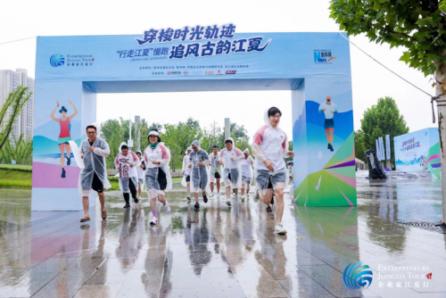中乔体育相伴“行走江夏”慢跑活动推动全民健身热潮(图1)