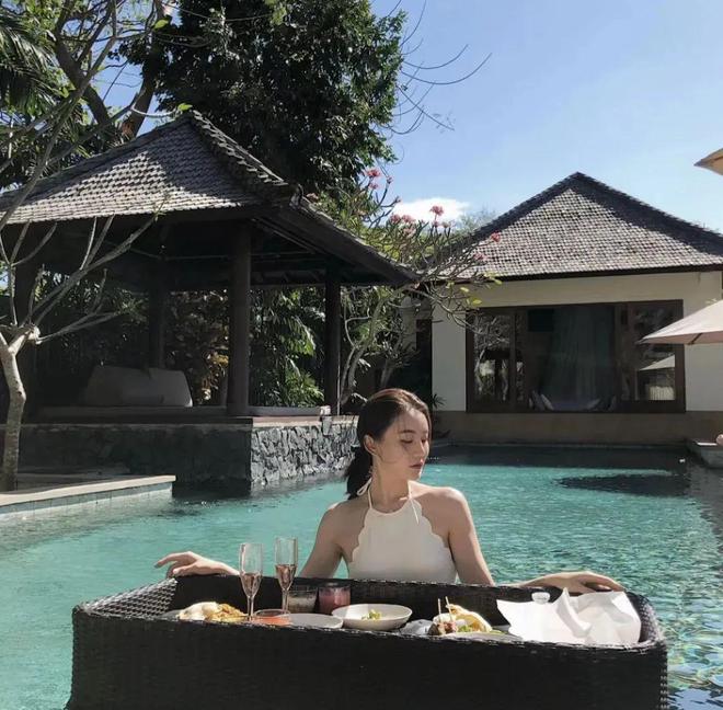 唐钱婷水灵灵的“蜂腰”泳衣卡戴珊看了都想要链接吧(图23)