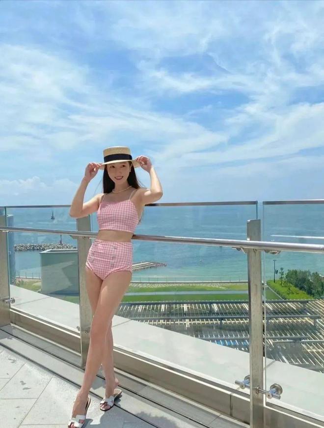 唐钱婷水灵灵的“蜂腰”泳衣卡戴珊看了都想要链接吧(图10)