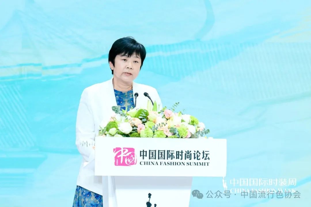 “绒”耀璀璨平湖羽绒服绽放SS25中国国际时装周(图2)