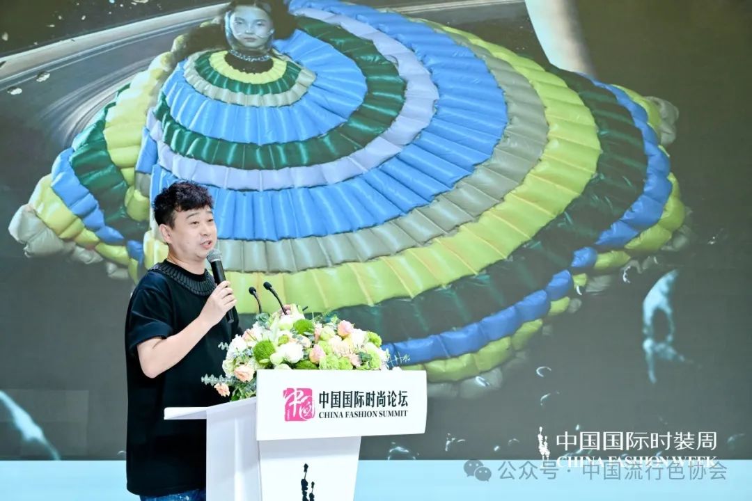 “绒”耀璀璨平湖羽绒服绽放SS25中国国际时装周(图5)