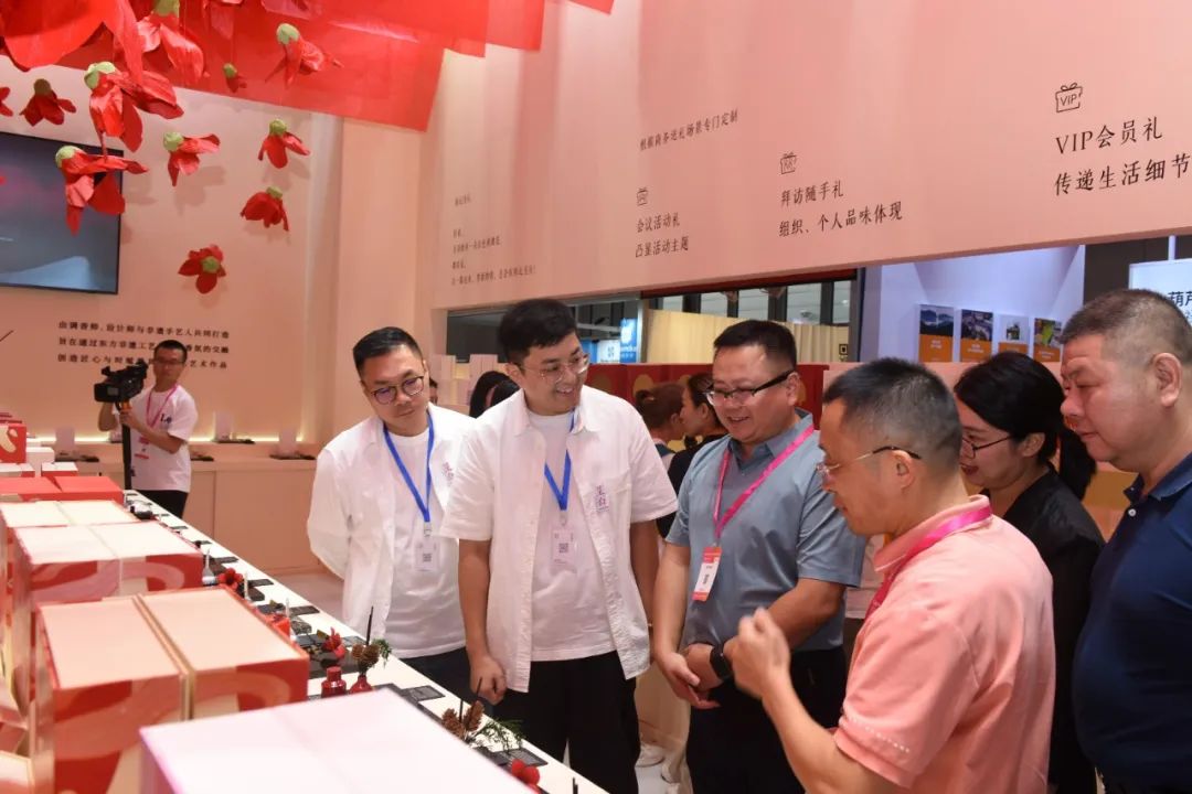 德化县领导走访2024深圳礼品展暨第32届中国（深圳）国际礼品及家居用品展览会参展企业(图1)