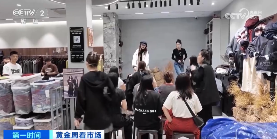 备货、发货、补单从商户繁忙的一天看线下服装市场的火爆(图2)