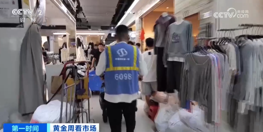 备货、发货、补单从商户繁忙的一天看线下服装市场的火爆(图5)
