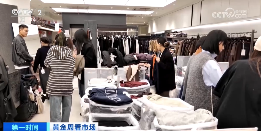 备货、发货、补单从商户繁忙的一天看线下服装市场的火爆(图9)