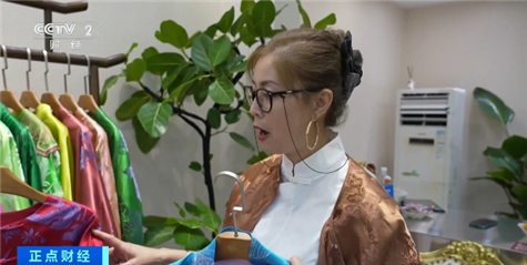 马甲、刺绣外套……秋装上新了！国风款引领时尚走俏市场→(图1)