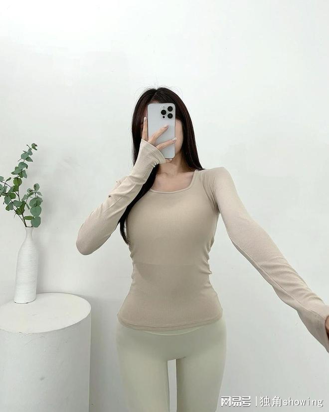 这种米色健身小衫真的搭配得太完美了！(图1)