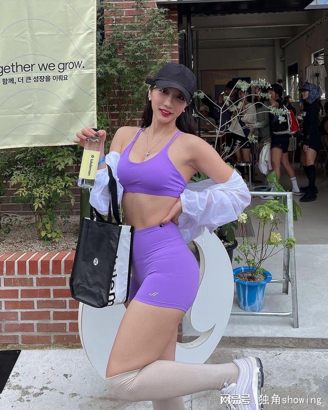 紫色健身套装搭配白色防晒小衫时尚动感气质不凡这么穿绝了！(图1)