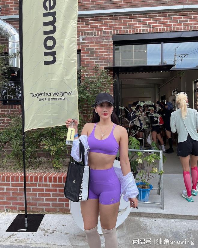 紫色健身套装搭配白色防晒小衫时尚动感气质不凡这么穿绝了！(图2)