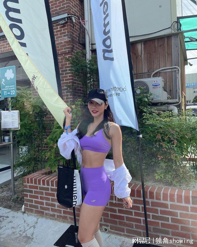 紫色健身套装搭配白色防晒小衫时尚动感气质不凡这么穿绝了！(图3)