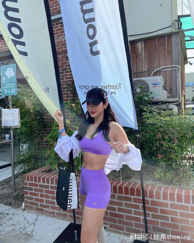 紫色健身套装搭配白色防晒小衫时尚动感气质不凡这么穿绝了！(图4)