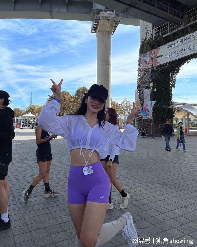 紫色健身套装搭配白色防晒小衫时尚动感气质不凡这么穿绝了！(图7)