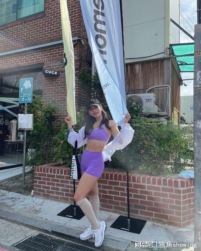 紫色健身套装搭配白色防晒小衫时尚动感气质不凡这么穿绝了！(图6)