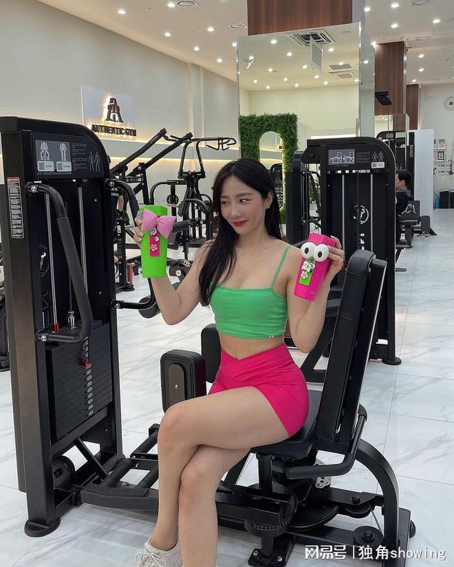 时尚动感！绿色运动吊带背心搭配粉红健身短裤引爆眼球(图1)