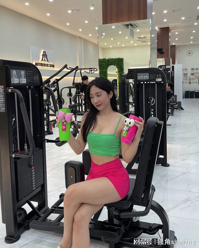 时尚动感！绿色运动吊带背心搭配粉红健身短裤引爆眼球(图2)