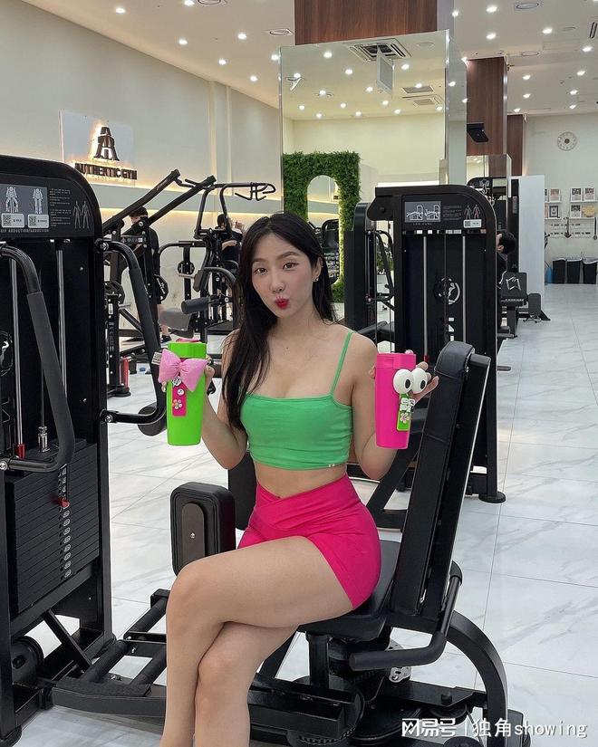 时尚动感！绿色运动吊带背心搭配粉红健身短裤引爆眼球(图3)