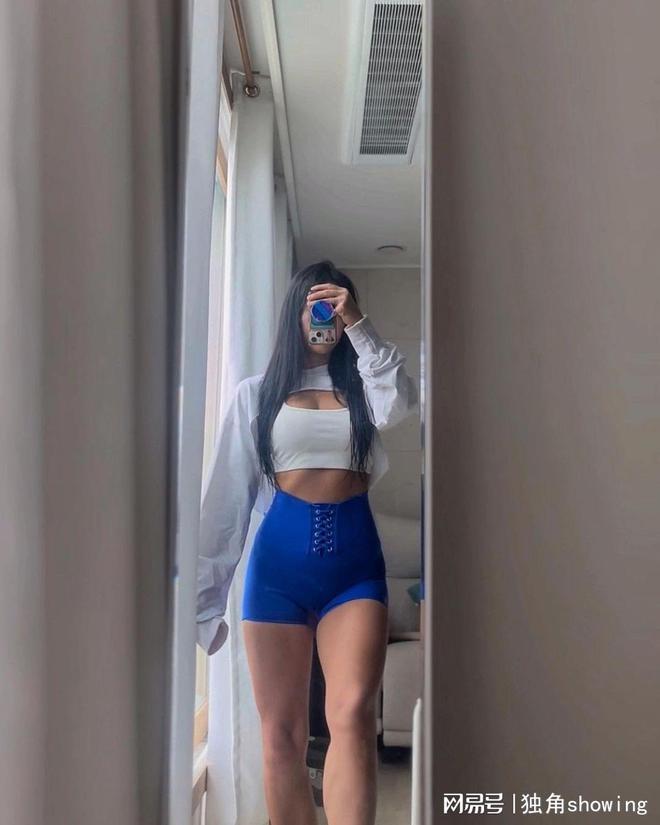 蓝色健身短裤时尚动感惊艳穿搭！(图1)