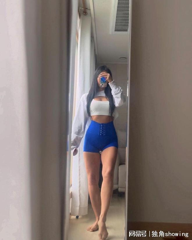 蓝色健身短裤时尚动感惊艳穿搭！(图3)