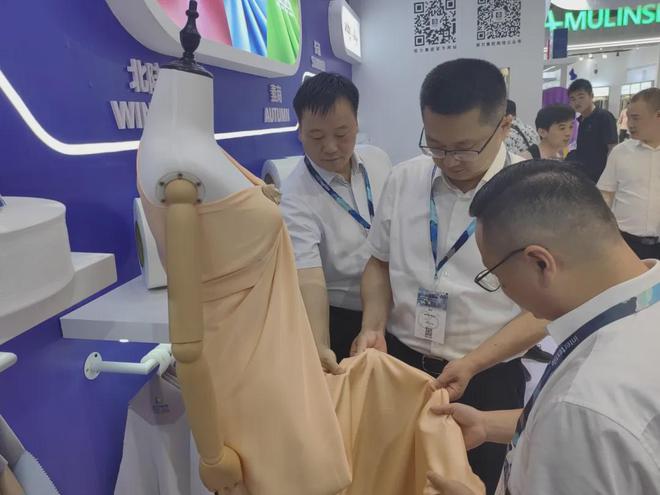 向世界展示盛泽面料“硬核实力”2024秋冬面辅料展“盛泽展团”再启新程(图4)