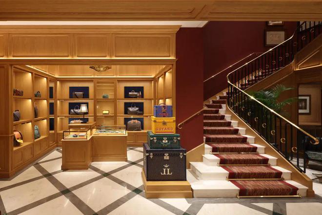 一周资讯代言人周迅驻足于无垠草原演绎品牌大片(图2)