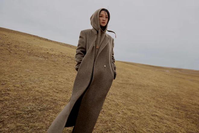 一周资讯代言人周迅驻足于无垠草原演绎品牌大片(图13)