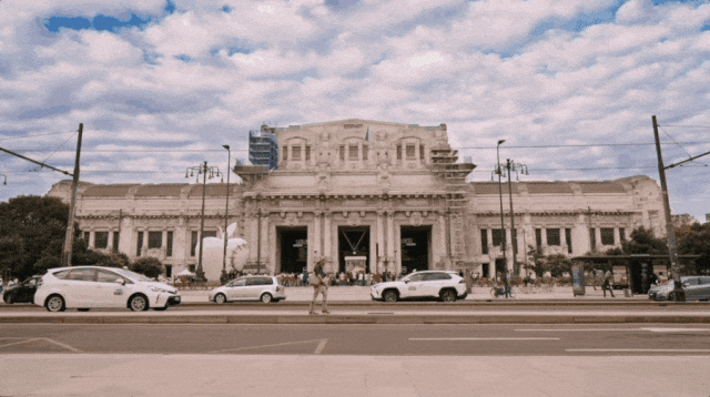 米兰时装周的最后一天一群男士占领了火车站。(图1)