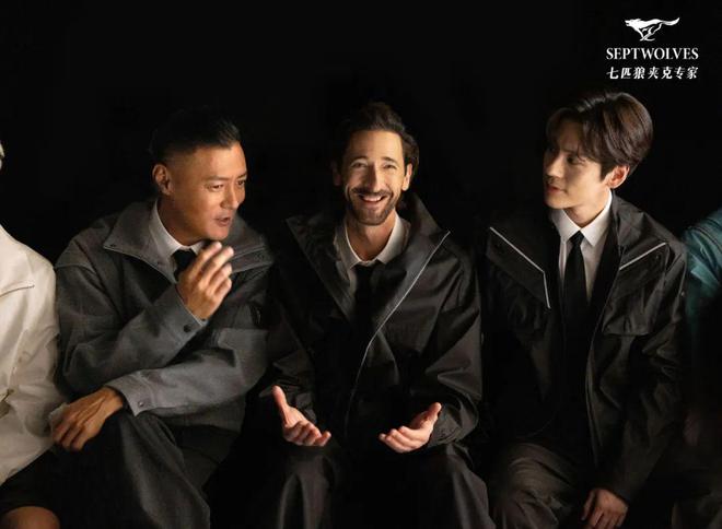 米兰时装周的最后一天一群男士占领了火车站。(图7)