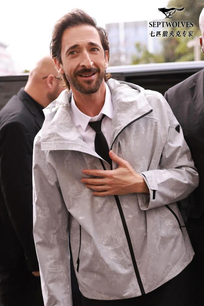 米兰时装周的最后一天一群男士占领了火车站。(图3)