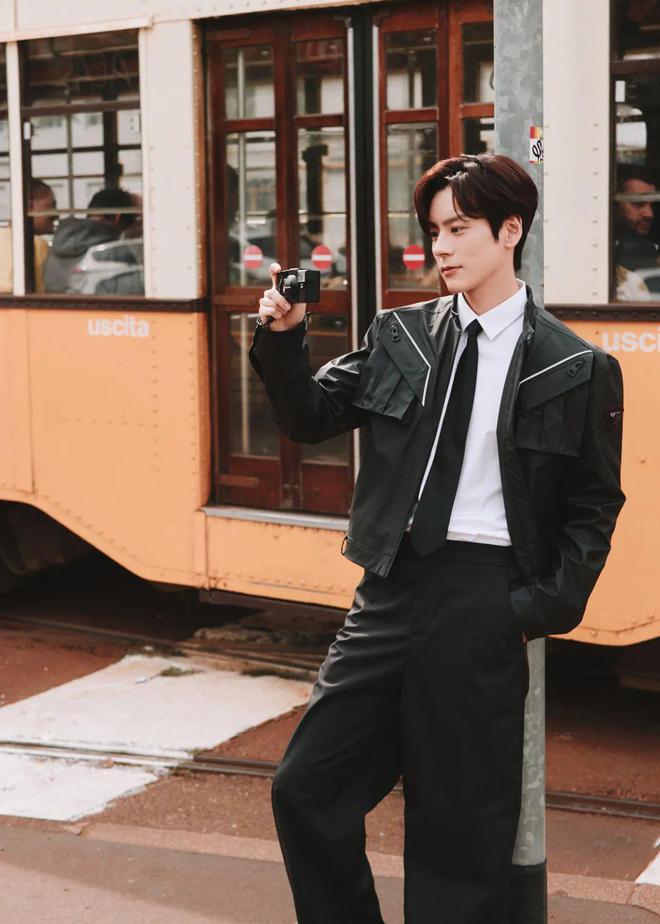 米兰时装周的最后一天一群男士占领了火车站。(图5)