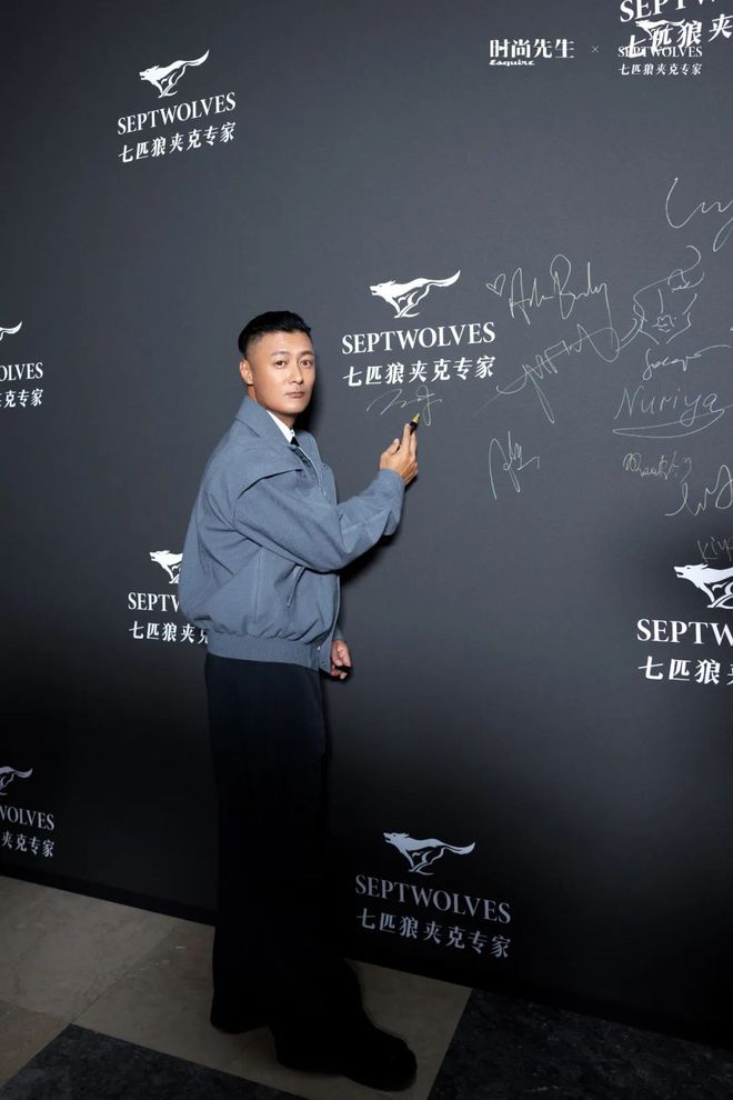 米兰时装周的最后一天一群男士占领了火车站。(图4)