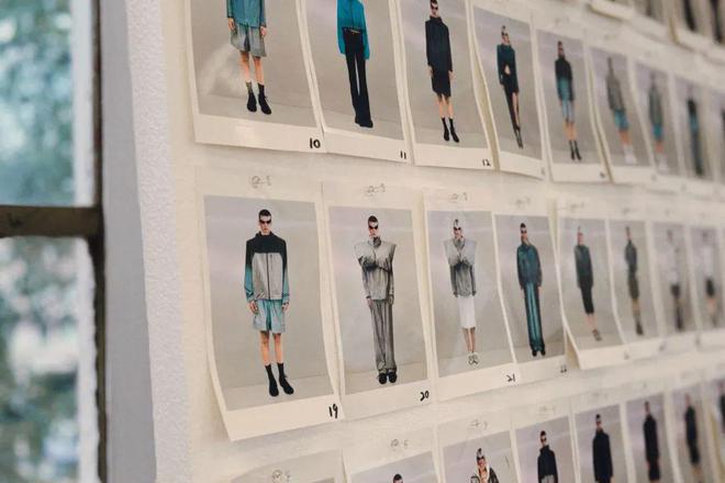 米兰时装周的最后一天一群男士占领了火车站。(图9)