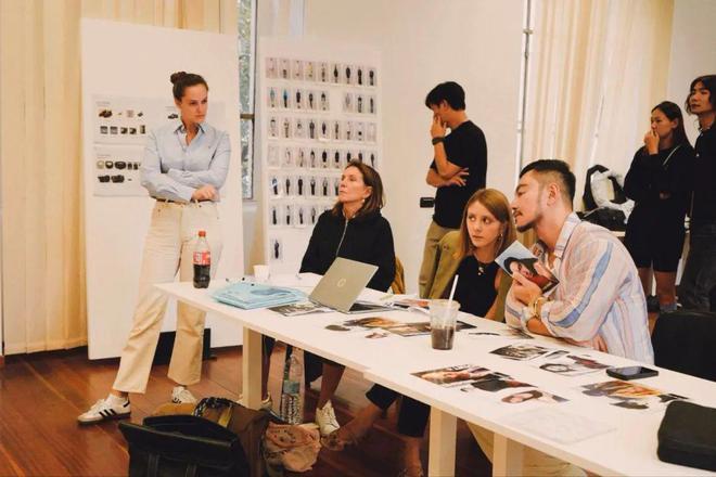 米兰时装周的最后一天一群男士占领了火车站。(图11)