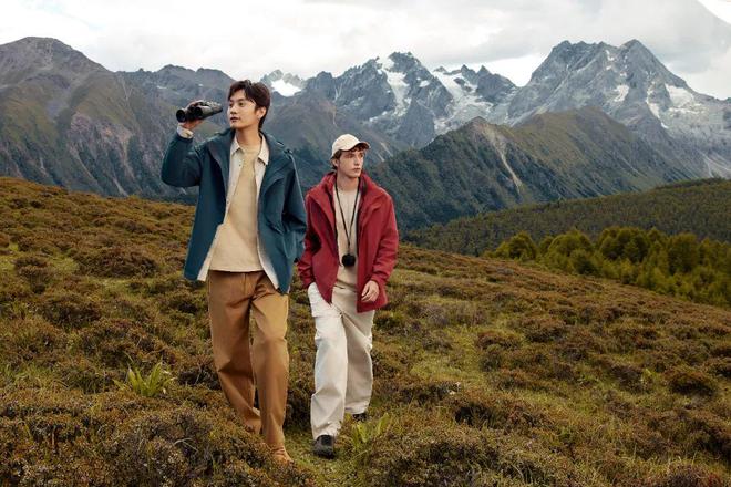 米兰时装周的最后一天一群男士占领了火车站。(图10)