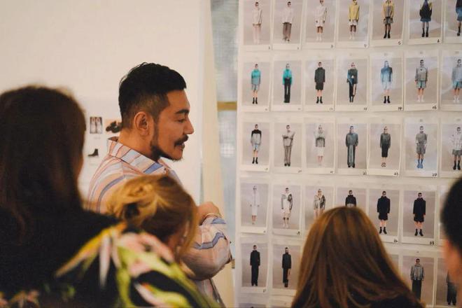 米兰时装周的最后一天一群男士占领了火车站。(图12)