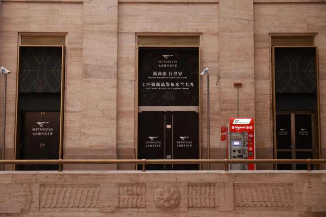 米兰时装周的最后一天一群男士占领了火车站。(图13)